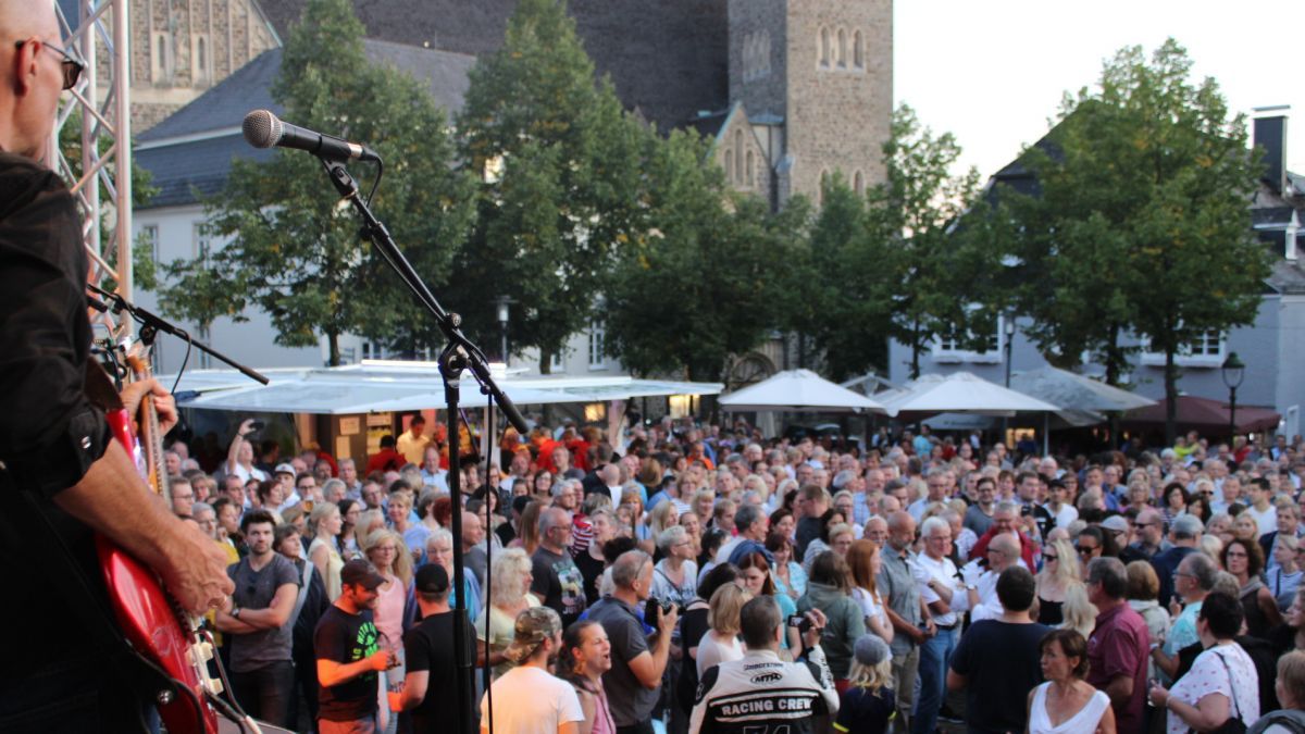 Etwa 1.000 Zuhörer erlebten ein tollen Abend auf dem Marktplatz in Olpe. von Angelika Brill