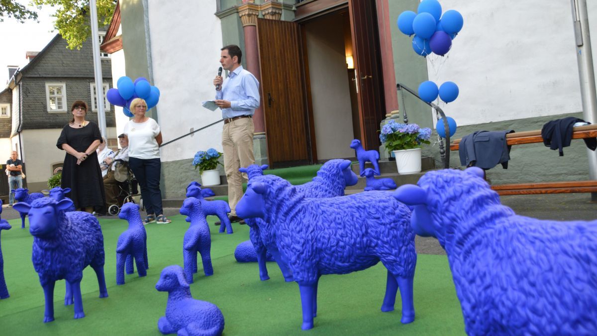 Blaue Schafe vor dem Sauerländer Dom. Die Besucher waren begeistert. von Barbara Sander-Graetz