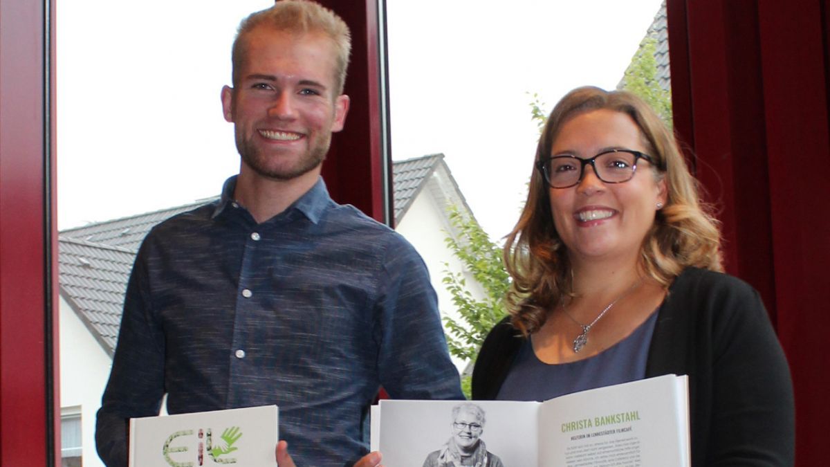Maximilian Müller und Karima Klose vom HANAH-Büro stellen das EiL-Buch vor. von Stadt Lennestadt