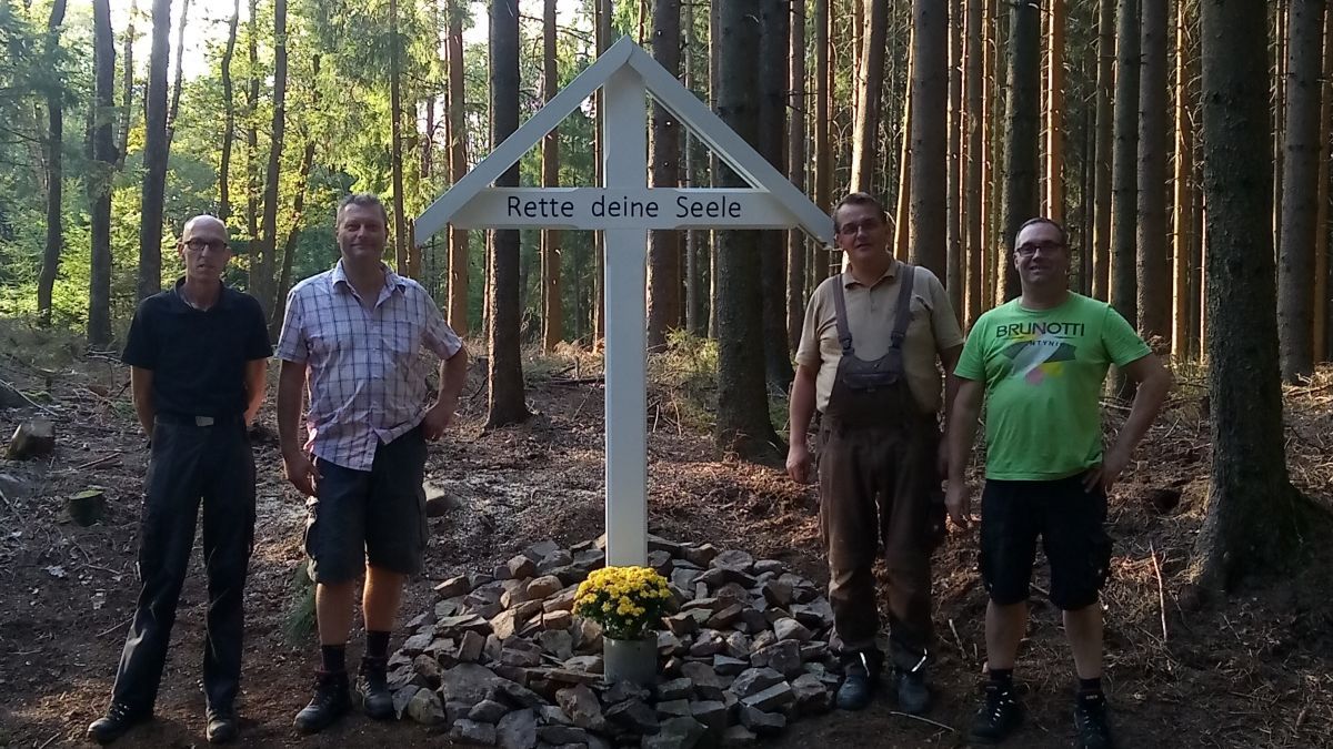 Nach dem Aufstellen des Kreuzes: die Helfer Dirk Schneider, Uwe Knipp, Andreas Wigger und Jürgen Häner (von links). von privat
