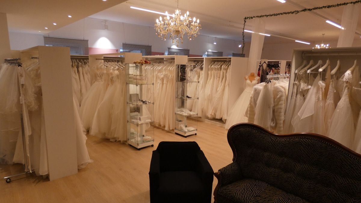 Bei Perfect Day in Eslohe gibt es eine große Auswahl an Brautkleidern. von Perfect Day