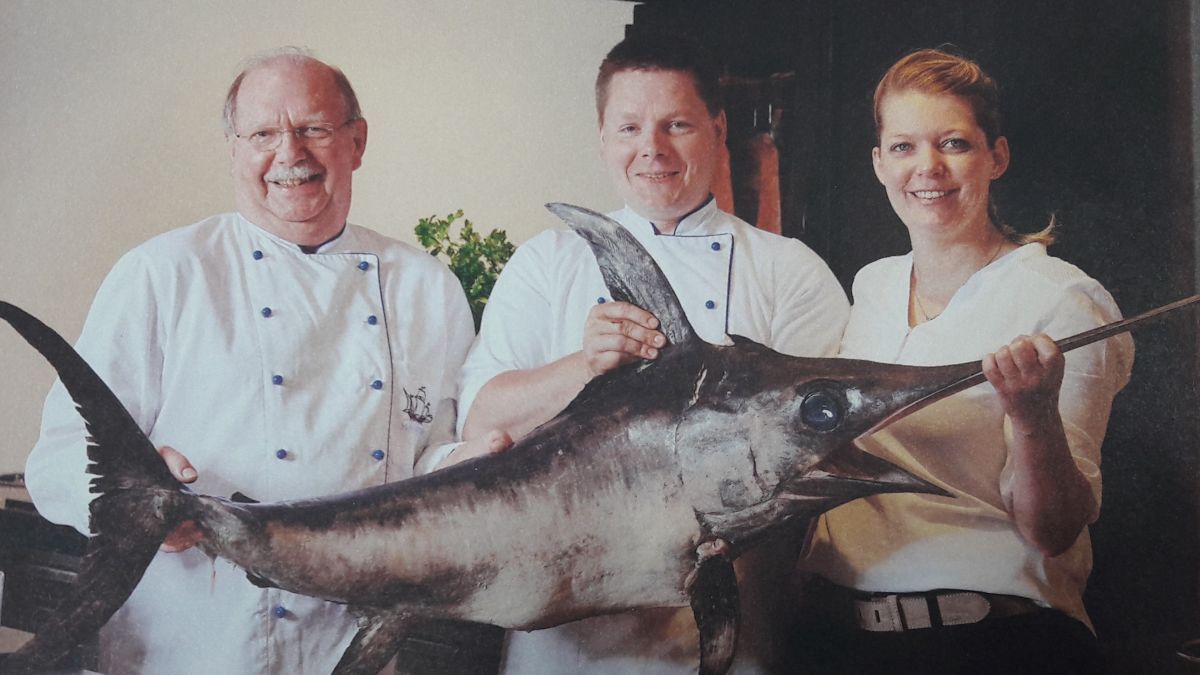 Dieter, Sven und Bettina Jakob führen das Unternehmen Fisch Jakob und feiern mit dem Restaurant Hanse Kogge 25. Jubiläum. von Fisch Jakob