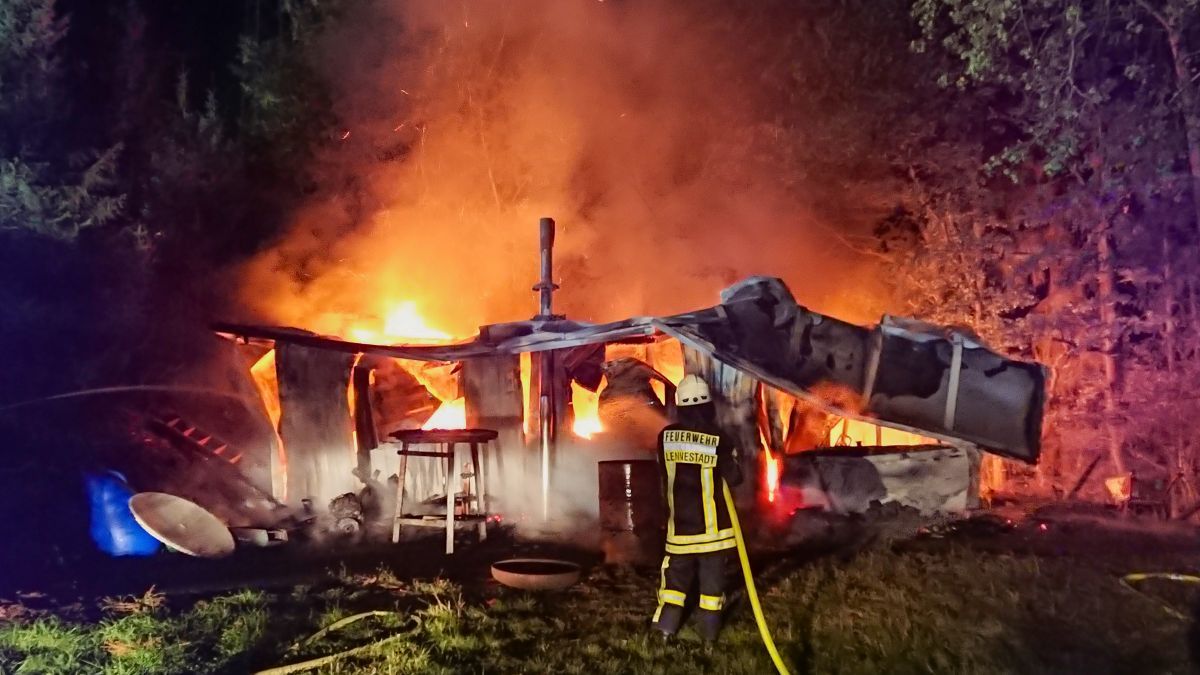 Die Hütte im Wald oberhalb von Langenei brannte lichterloh. von Feuerwehr Lennestadt