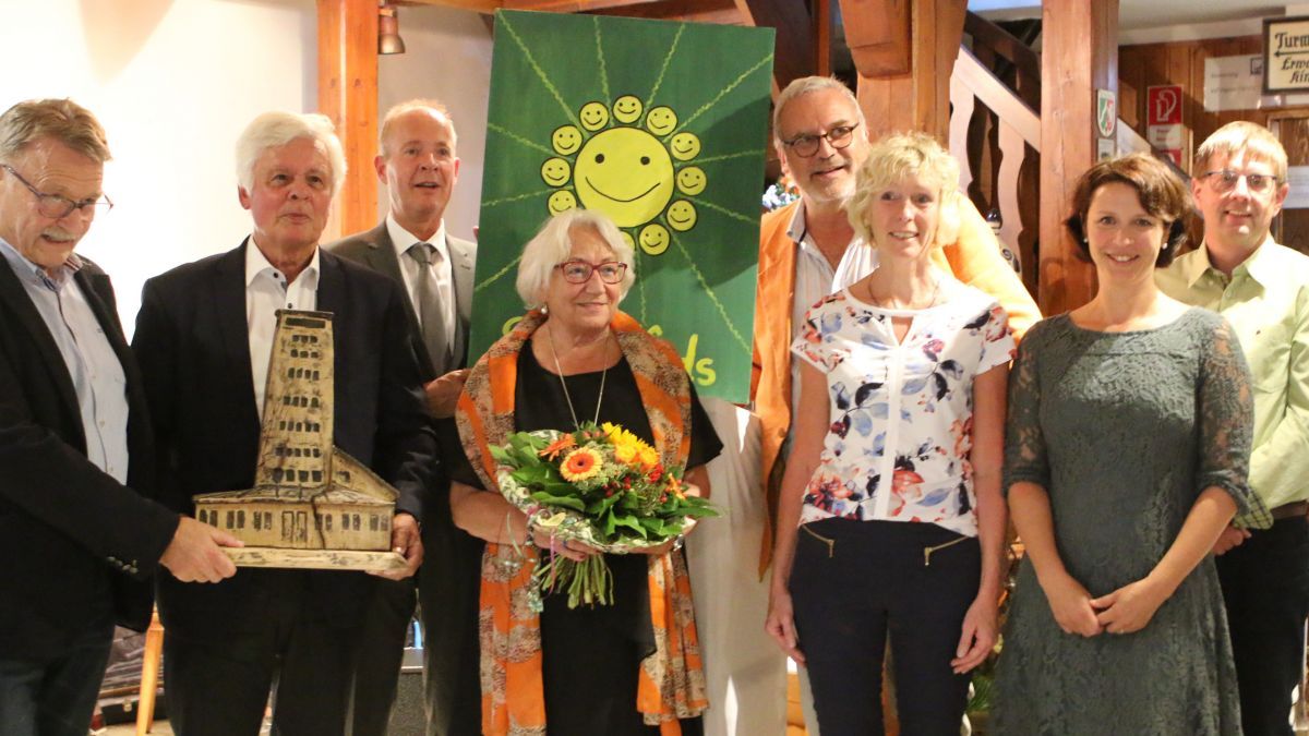 Christa Gattwinkel (Mitte) im Kreise der Ehrengäste und Laudatoren. von Sina Schneider