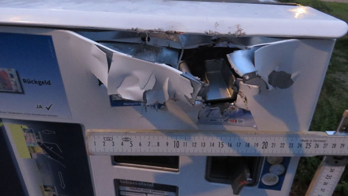 Der Automat wurde bei dem Aufbruchversuch erheblich beschädigt. von Polizei Olpe