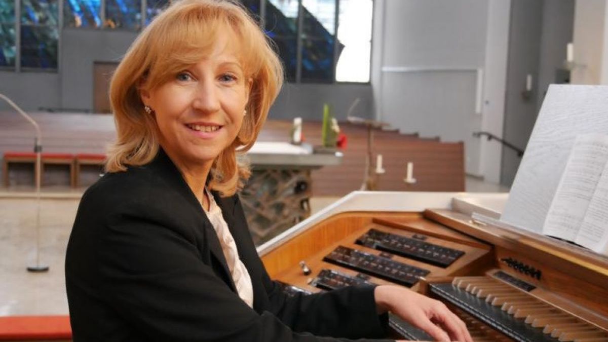 Helga Maria Lange spielt an der Orgel in Neuenkleusheim. von privat