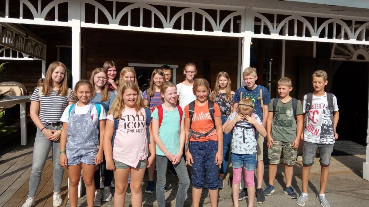 19 Messdiener aus Serkenrode waren bei dem Ausflug zu den Karl-May-Festspielen. von privat