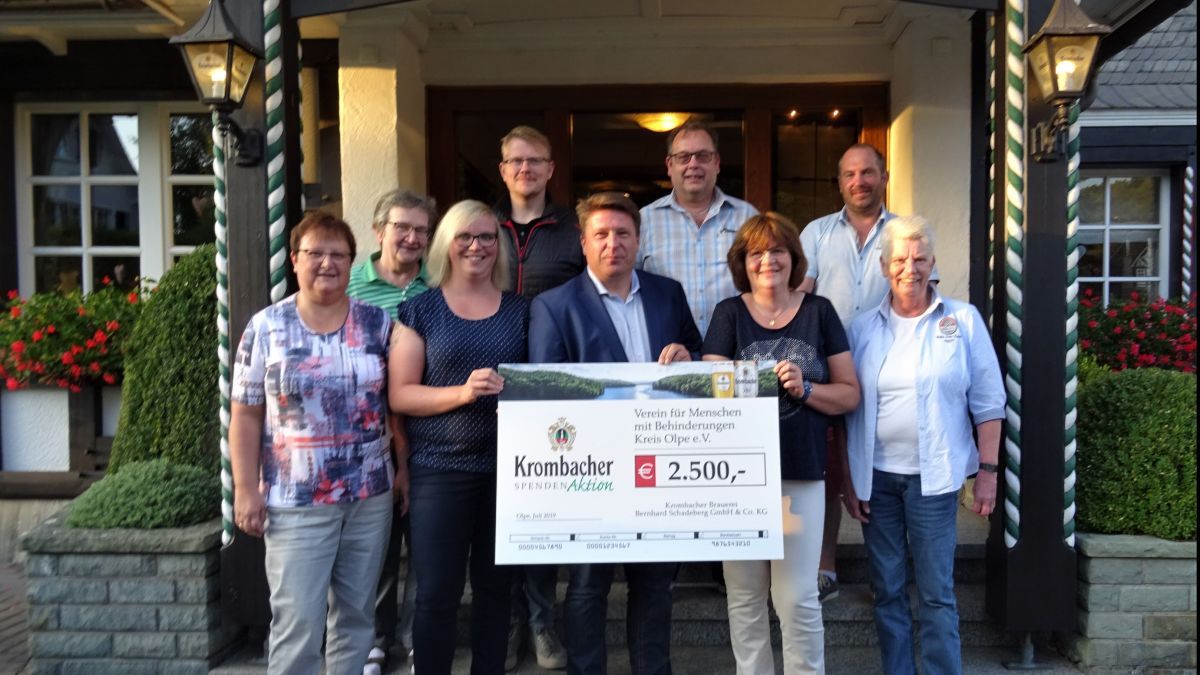 Das Vorstandsteam freute sich sehr über die Spende der Krombacher Brauerei. von Sigrid Mynar