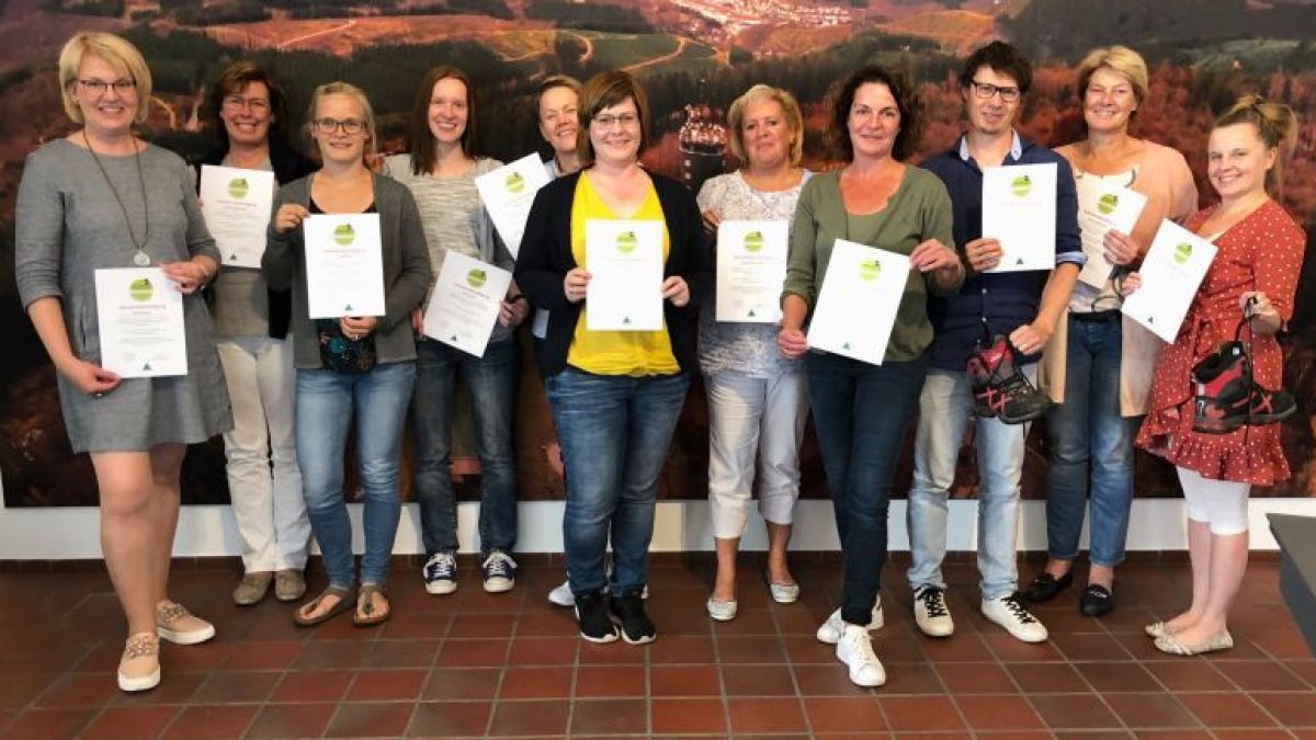 Freuen sich gemeinsam über die bestandene Prüfung: Die Teilnehmer der Schulung im Naturpark-Infozentrum in Lennestadt-Saalhausen. von Sauerland Tourísmus