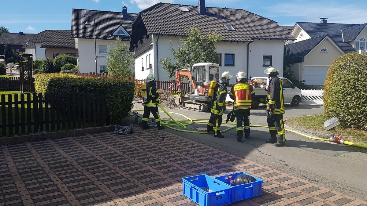 25 Feuerwehrleute waren in Ottfingen im Einsatz, wo eine Gasleitung von einem Bagger beschädigt worden war. von Feuerwehr Wenden