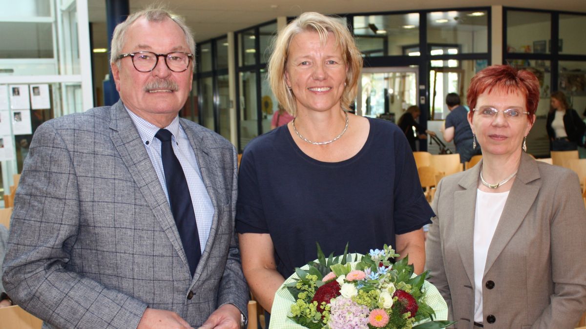 Landrat Frank Beckehoff und Schulrätin Barbara Wolf beglückwünschten Frauke Armbrecht (Mitte) zur neuen Aufgabe. von Kreis Olpe