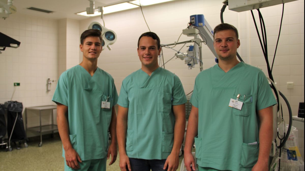 Niko Rehse, Marius Kreis und Frederic Soest (von links) assistieren im Rahmen des Medizinstudiums im St. Martinus-Hospital während der Operationen. von privat