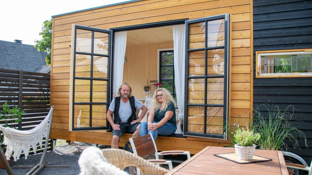 Detlev Beckmann und Bettina Kleeschulte haben sich das erste Tiny House im Sauerland gebaut. von Christine Schmidt