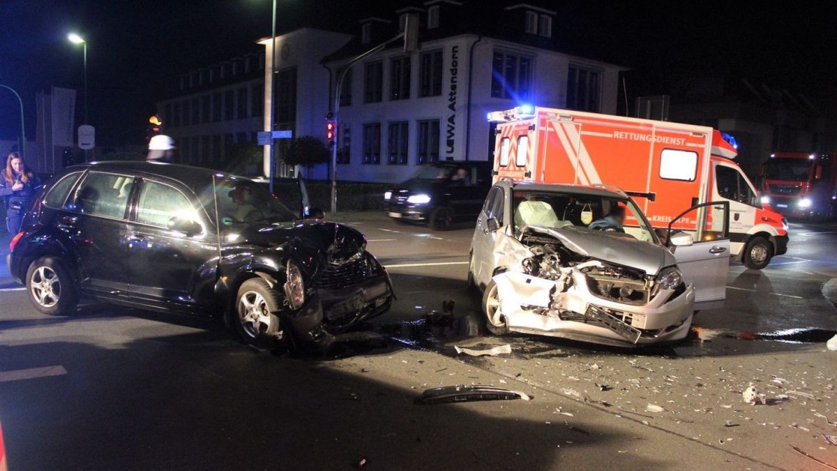 Zwei Verletze und hohen Sachschaden forderte der Unfall in Attendorn. von Polizei Olpe