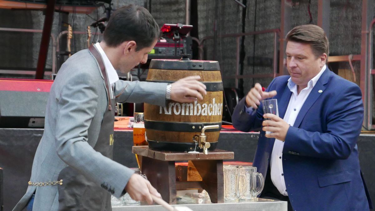 Mit dem Fassanstich haben Bürgermeister Christian Pospischil und Jens Selter von der Krombacher Brauerei am Freitag, 6. September, das Attendorner Stadtfest offiziell eröffnet. von Sofia Isphording