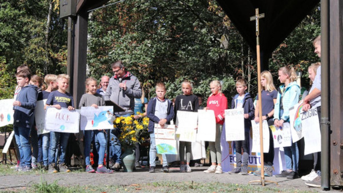 Alle Klassen erhielten Plakate zum Klimaprotest. von MK/Hilger