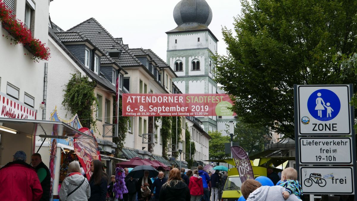 Trotz schlechten Wetters war das Attendorner Stadtfest gut besucht. von Sofia Isphording