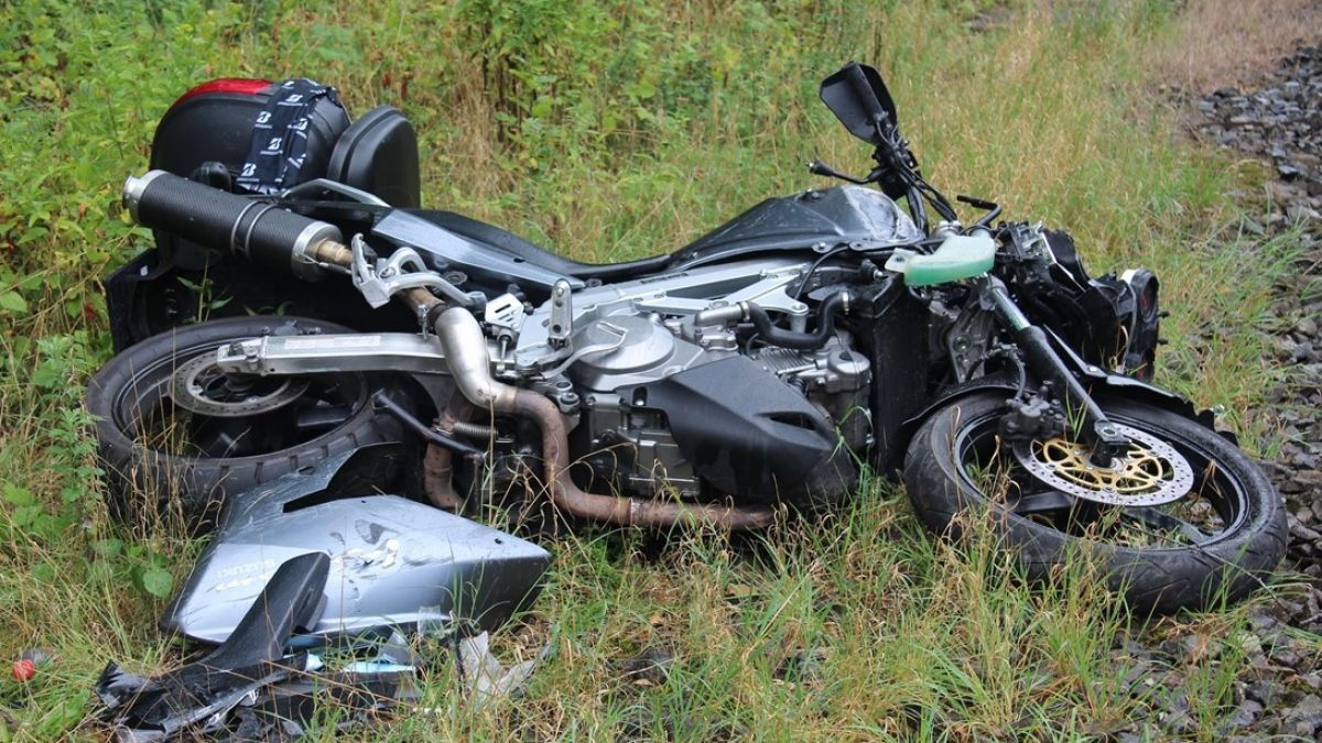 Das Motorrad des verunglückten Niederländers wurde stark beschädigt. von Polizei Olpe