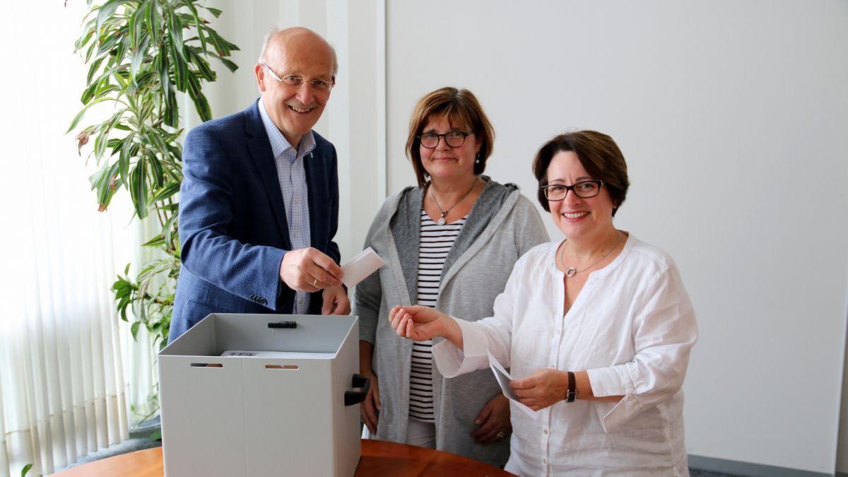 Bürgermeister Dietmar Heß zog die Gewinner. von Gemeinde Finnentrop