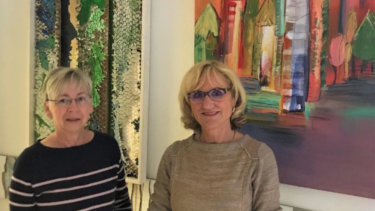 Renate Stoll (r.) und Birgitt Kühn zeigen ab September im „lebensfroh. Kirche im Laden“ eine Auswahl ihrer Bilder. von privat