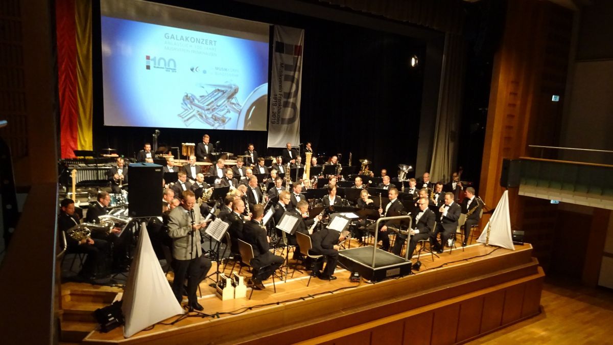 Das Bundeswehrmusikkorps begeisterte das Publikum in der Stadthalle Olpe. von Sigrid Mynar