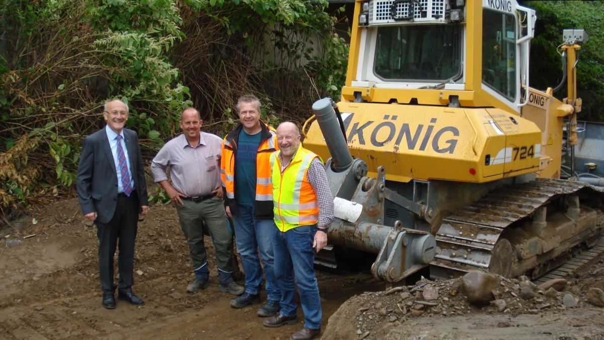 Bürgermeister Dietmar Heß, Bauleiter der Firma König Udo Rickert, Bereichsleiter Tiefbau Ralf Venema, Günter König Geschäftsführer Firma König (v.l.) von Gemeinde Finnentrop