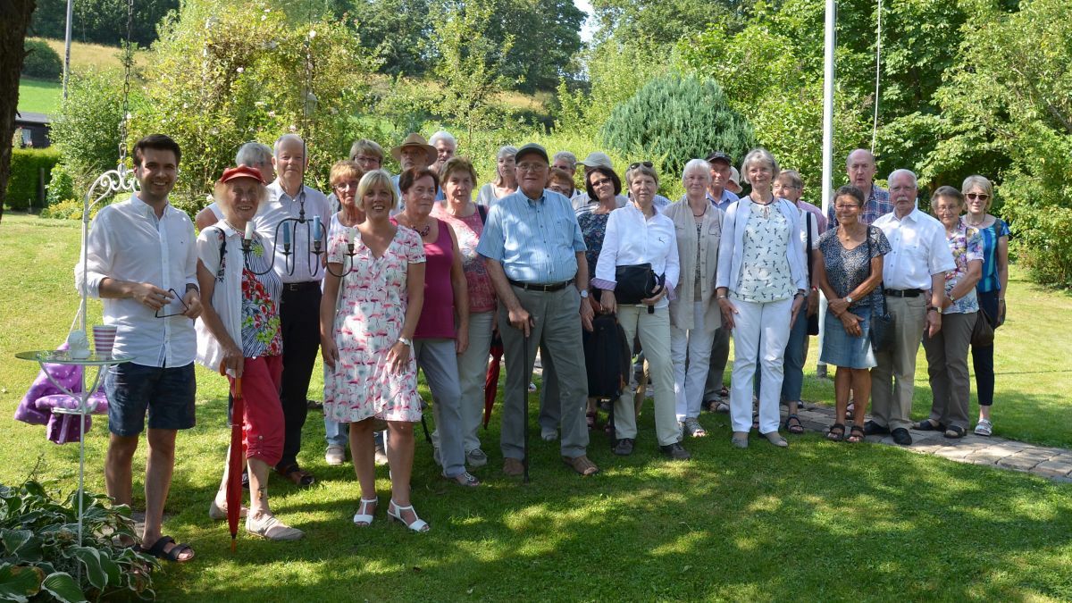 Die Mitglieder und Gäste des Heimatbundes Gemeinde Finnentrop erfreuten sich am Bibelgarten der Familie Schmidt in Heinsberg. von privat