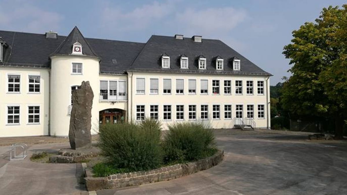 In der Olper Grundschule Hohenstein wird ein Sonnenschutzsystem installiert. von privat