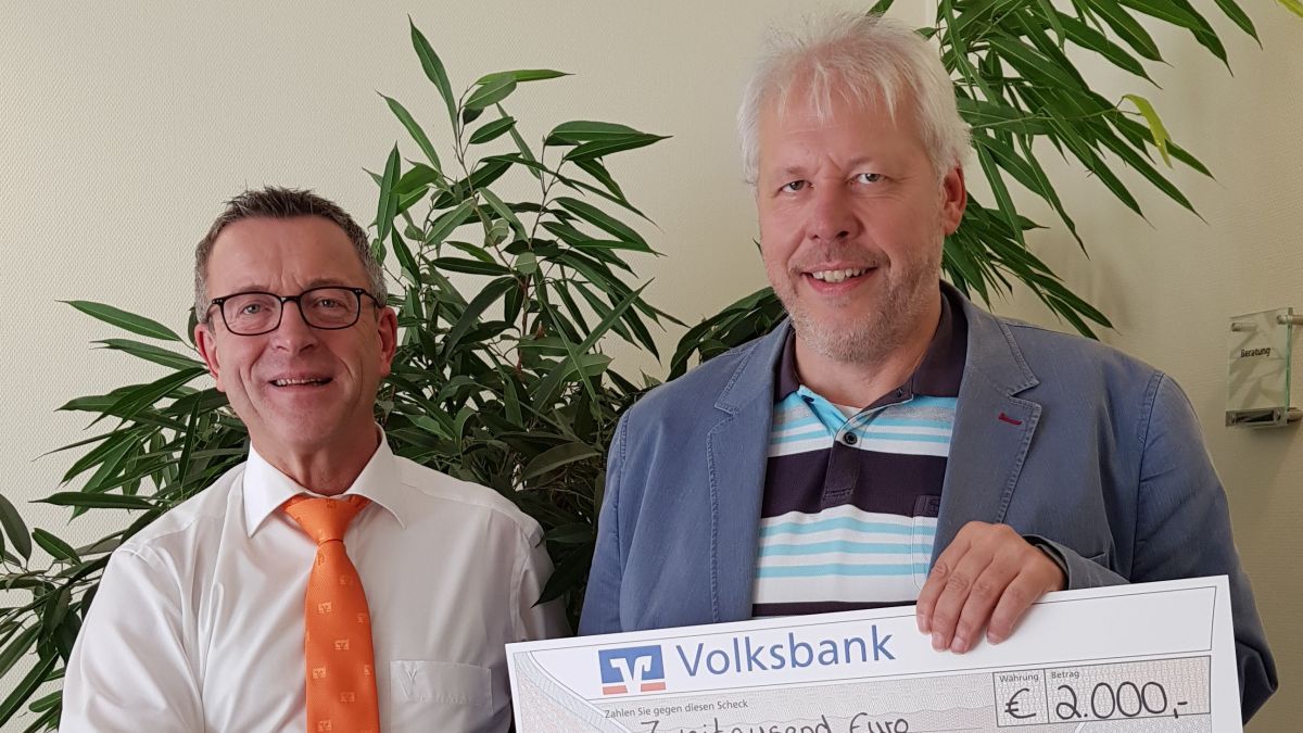 Privatkundenberater Klaus-Michael Kosbab (links) überreichte den Scheck an Christoph Nies. von privat