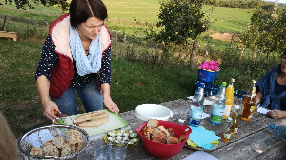 Mit Christina Papadopoulos wurden die Kräuter zu Leckereien verarbeitet. von privat