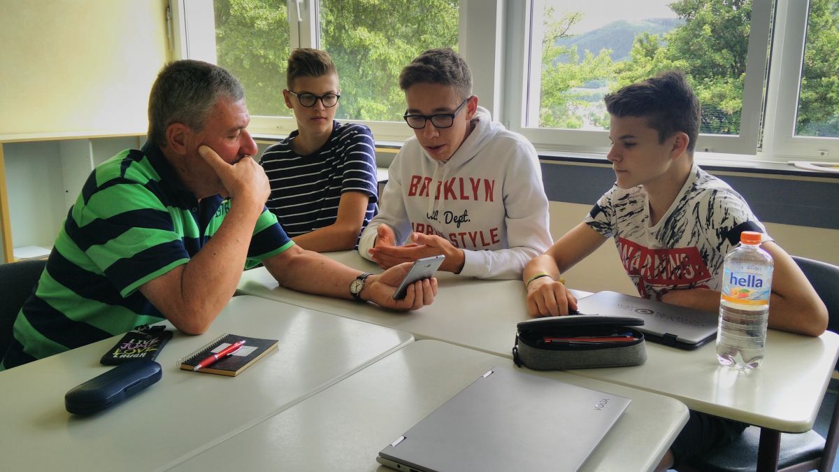 An den beiden Gymnasien in Lennestadt werden Medien-Scouts ausgebildet, um Senioren im Umgang mit modernen Medien zu helfen. von privat
