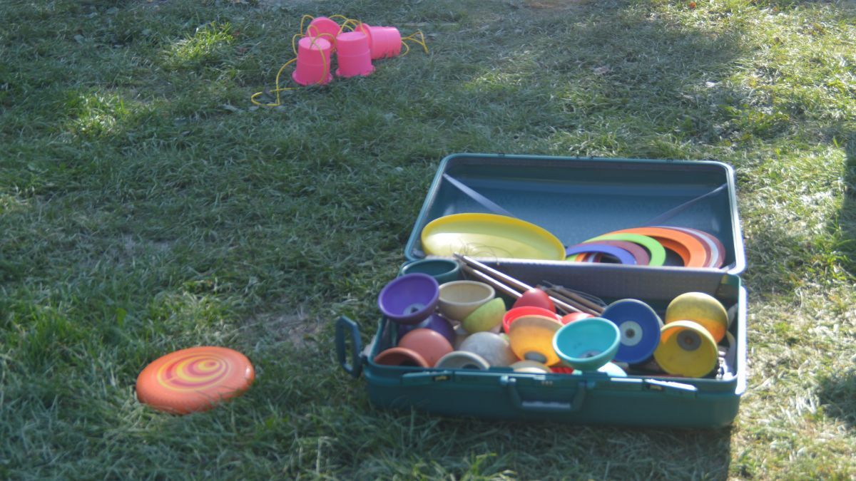 Mit verschiedenen Materialien konnten die Kinder das Jonglieren üben. von privat