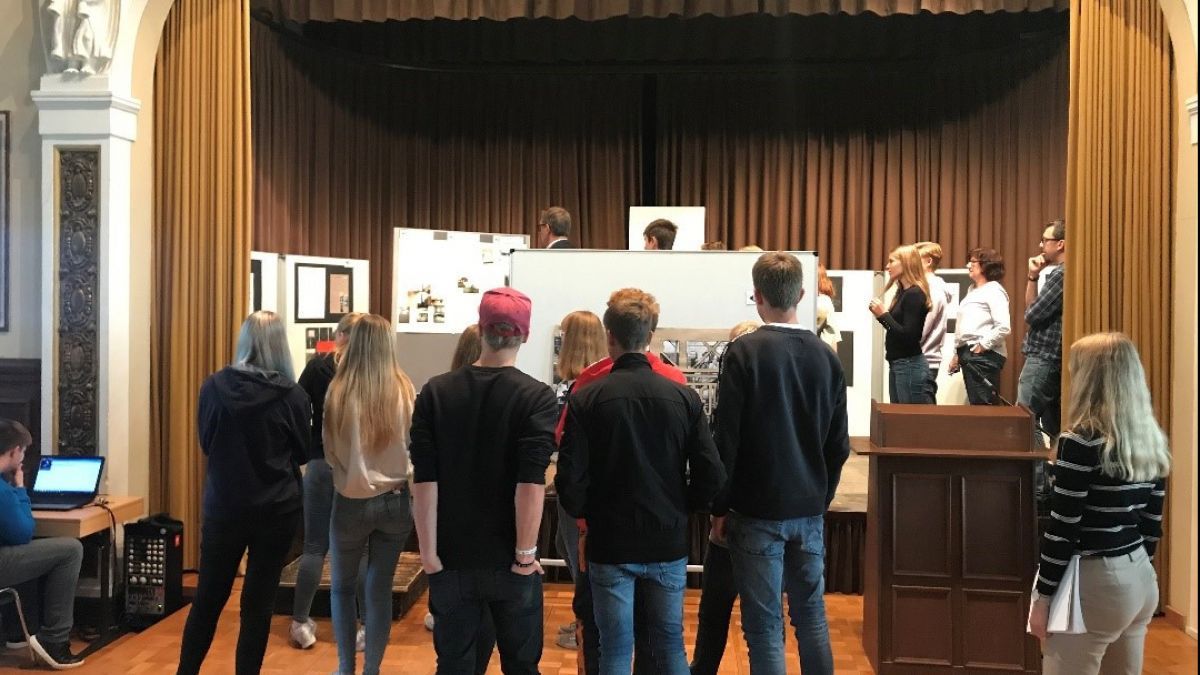 Einige Schüler des Städtischen Gymnasiums Olpe haben zum Gedenken der Opfer des Konzentrationslagers Buchenwald eine Ausstellung veranstaltet. von privat