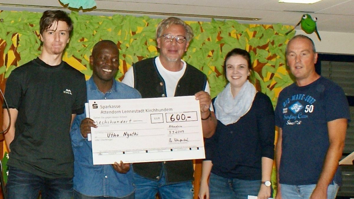 Über eine Spende in Höhe von 600 Euro freute sich der Verein „Utho Ngathi“. von privat