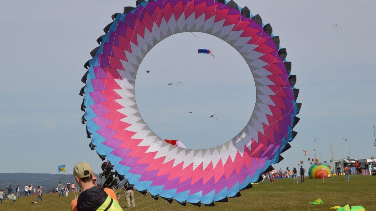 Immer wieder versuchten die Drachenflieger, ihre Himmelskörper aufsteigen zu lassen. von Barbara Sander-Graetz