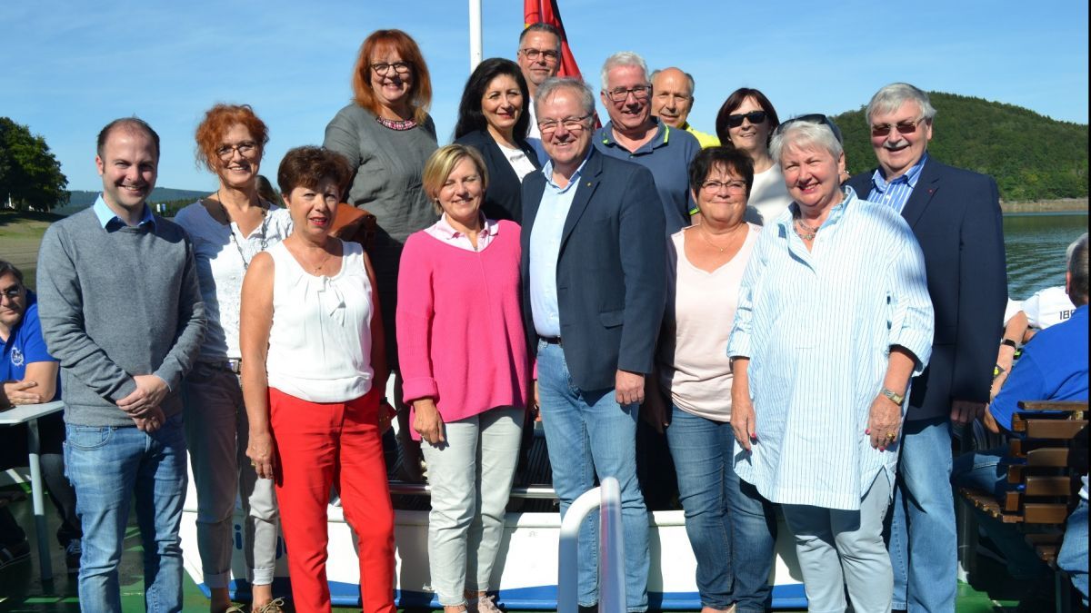 Der traditionelle Biggesee-Treff der SGK war auch in diesem Jahr gut besucht. Teilnehmer waren unter anderem (vordere Reihe, unten stehend, v.l.) Steffen Löhr, Jutta Hecken-Defeld, Sibille Niklas, Marlies Stotz (MdL), Wolfgang Jörg (MdL), Renate Kraume, Helene Hammelrath, Bernd Banschkus sowie (hinten stehend, v.l.) Inge Blask (MdL), Nezahat Baradari (MdB), Wolfgang Langenohl, Falk Heinrichs, Ottmar Haardt und Birgit Sippel (MdEP). von privat