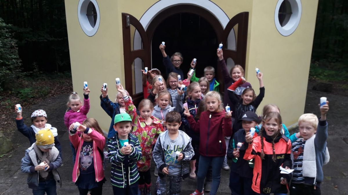 Eine fröhliche Kindergruppe hat sich jetzt auf den Weg gemacht: aus dem Rahrbachtal zur Beismicke nach Neuenkleusheim. von privat
