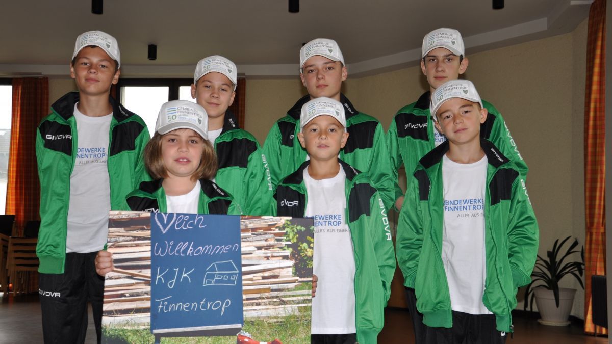 Das Outfit der kjk Breakdancegruppe für ihren Tanz unter dem Motto „50 Jahre Finnentrop“ ist komplett. von privat