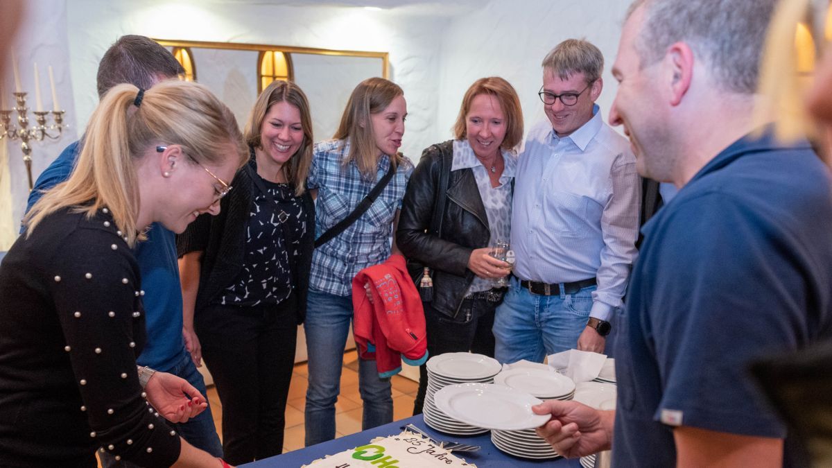 Kerstin Grube, Geschäftsführerin der Helios Klinik Attendorn, schneidet die Jubiläumstorte an. von Artwork Hövelmann