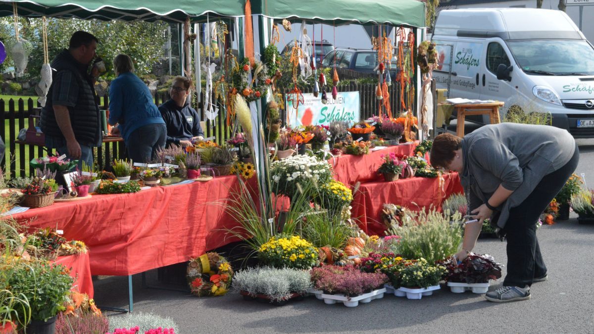 Der Herbstmarkt in Bamenohl hält wieder ein großes Angebot für die Besucher bereit. von Barbara Sander-Graetz