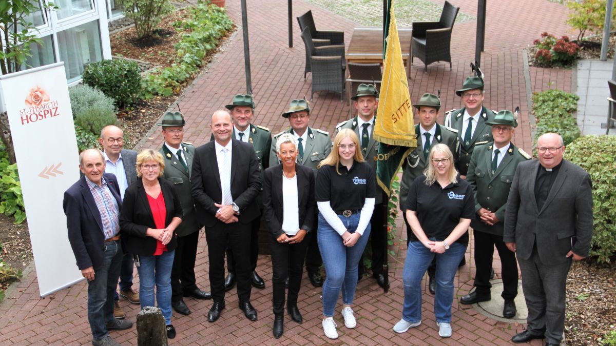 Freuen sich auf eine tolle Gemeinschaftsaktion: der Vorstand der Schützenbruderschaft St. Burchard 1844 (mit der sieben Kilogramm schweren Vereinsfahne), Pastor Dieter Koke (r.), die Sponsoren und die Vertreter des Hospizes. von Kerstin Sauer