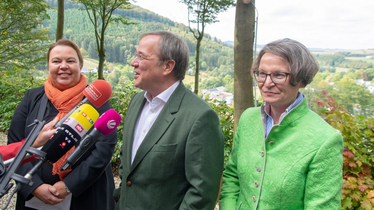 Ursula Heinen-Esser, Armin Laschet und Ina Scharrenbach (von links) nach dem Gespräch mit Forstexperten. von Nils Dinkel