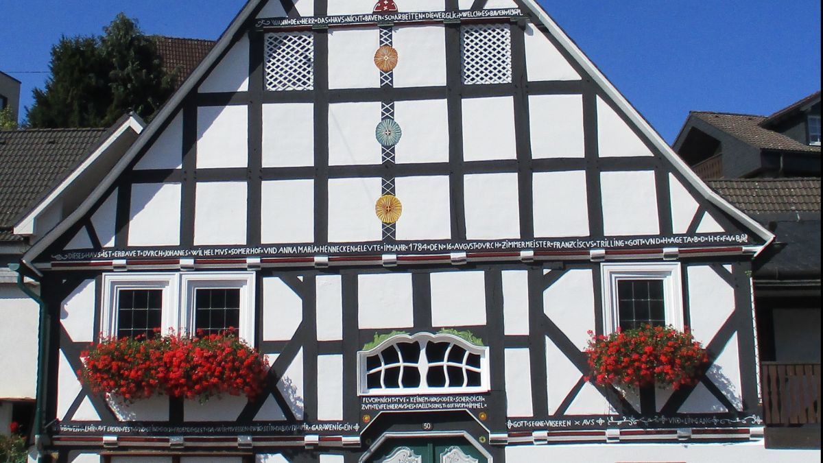 Ein Hofhaus an der Westfälischen Straße in Kirchveischede ist das Denkmal des Monats September. von Stadt Lennestadt