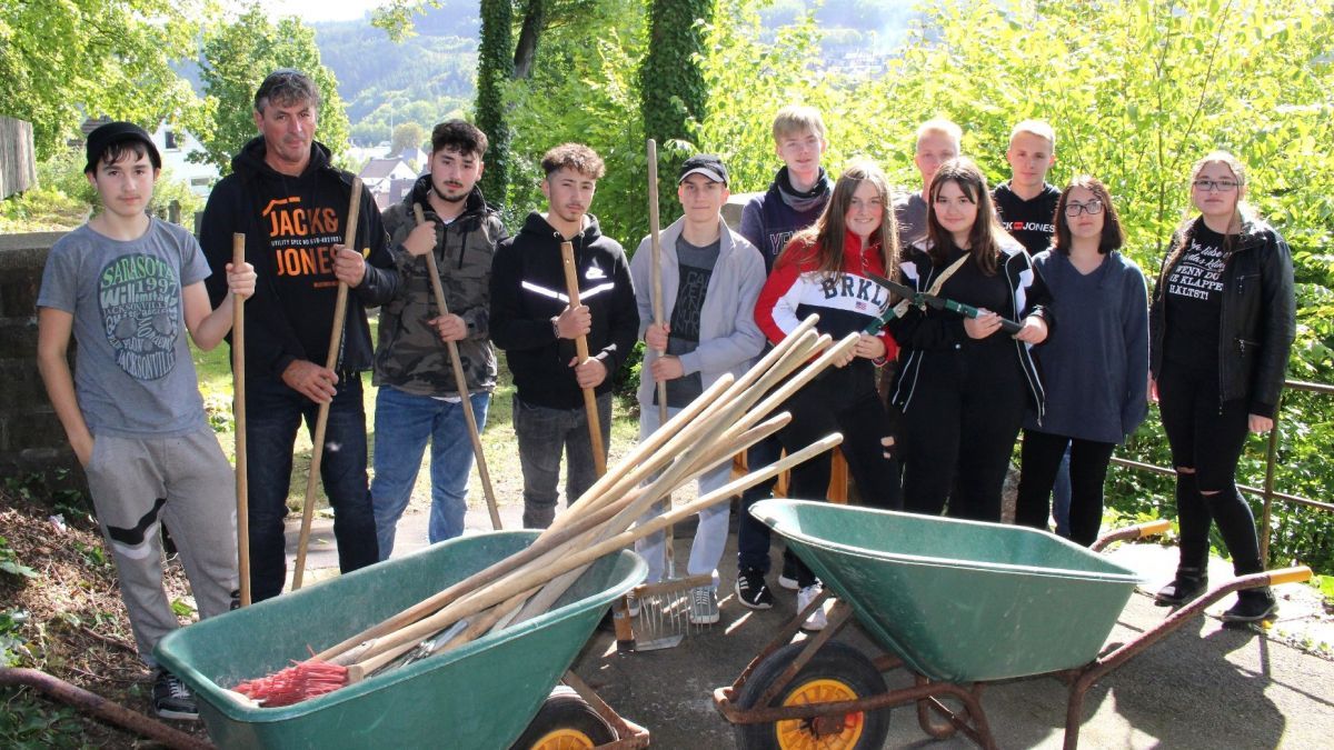 Arbeitseinsatz auf dem jüdischen Friedhof mit Schülern der Hansaschule. von privat