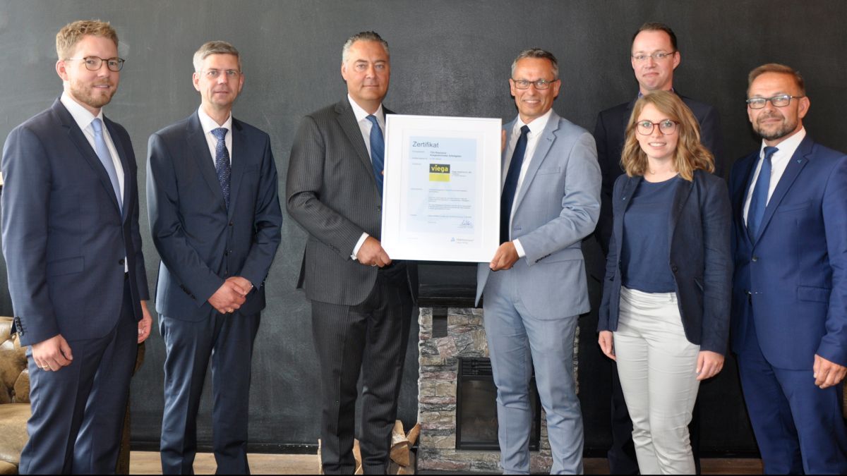 Übergabe des Zertifikats „Ausgezeichneter Arbeitgeber“: Markus Henze, Stefan Tofote, Peter Schöler, Dr. Jörg Schlösser, Alina Roeder, Manuel Potthoff und Guido Plettner (v.l.). von Anzeige: privat