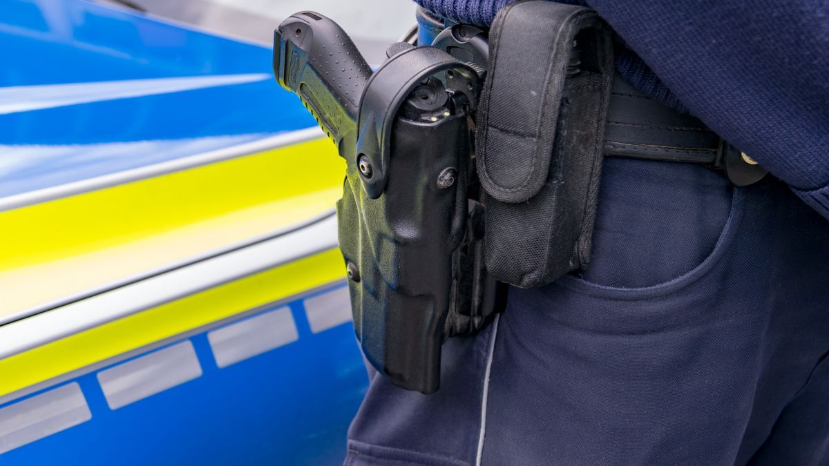 Die Polizei warnt: Wenn eine Spielzeug-Pistole täuschend echt aussieht, kann es für die Beteiligten sehr gefährlich werden. von Symbol Nils Dinkel