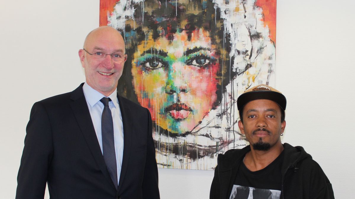 Der Künstler Sami Gebremariam (rechts) mit Bürgermeister Stefan Hundt. von Stadt Lennestadt