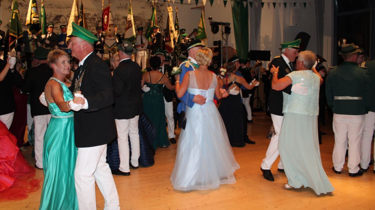 Die Majestäten und Schützen feierten und tanzten beim Gemeindeschützenball in Brachthausen. von Angelika Brill