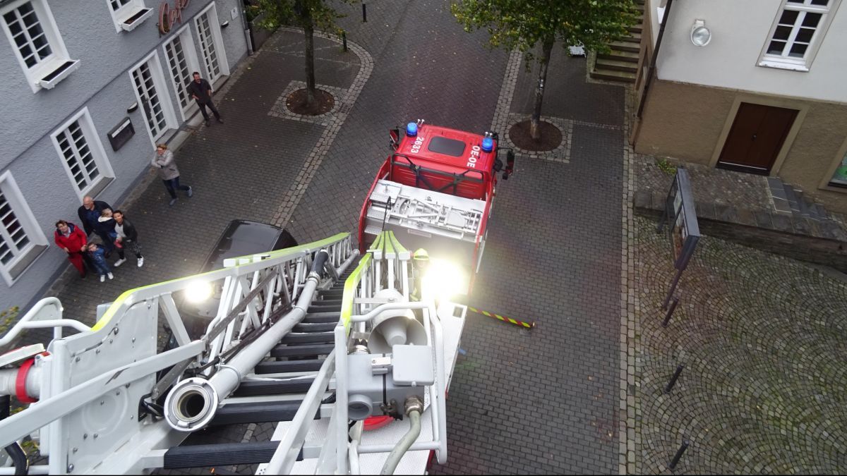 Zur Jahresabschlussübung rückte die Olper Feuerwehr mit vielen Einsatzfahrzeugen an. von Sigrid Mynar