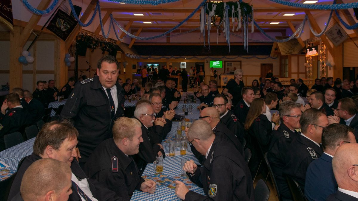 Die Schützenhalle Elspe war festlich für den Stadtfeuerwehrtag mit Oktoberfest dekoriert. von s: Nils Dinkel